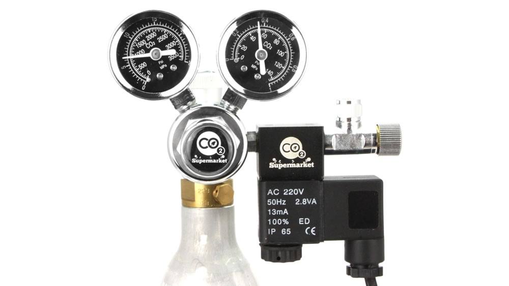 CO2-regulator ansluten till SodaStream-cylindern med hjälp av en adapter